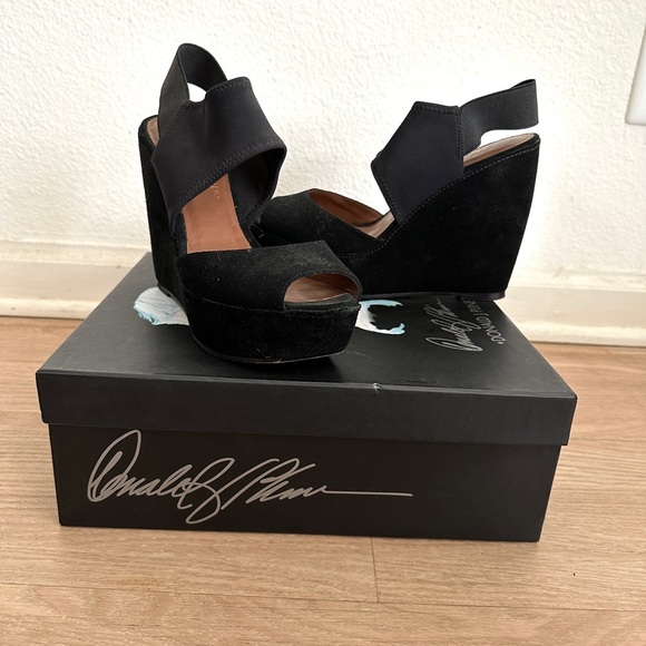 Donald Pliner Black Platforms - Picture 3 of 7